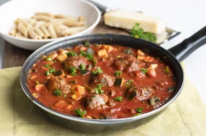 Meatballs in tomato and vegetable sauce
