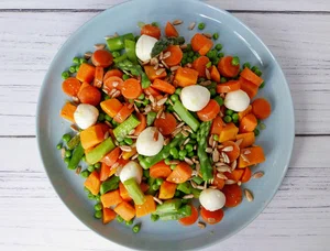 Lauwwarme zoete aardappelsalade met mozzarella