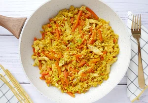 Stir-fry with chicken, rice and turmeric