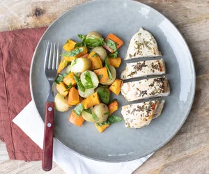 Fried chicken breast with potatoes, pumpkin and spinach