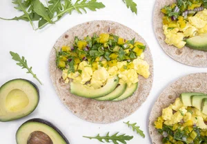 Wraps with scrambled eggs and bell pepper salad