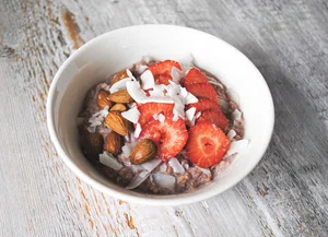 Porridge with strawberries, nuts and coconut