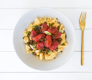 Scrambled eggs with lentils and cherry tomatoes