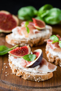 Fig, ham and ricotta bruschetta