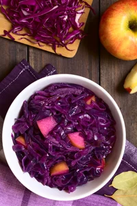 Braised red cabbage and apples