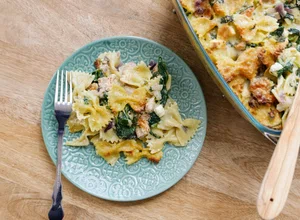 Creamy oven-baked pasta with salmon and spinach