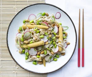 Rice noodle salad with edamame