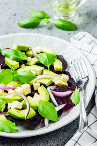 Salade van rode biet, avocado en geitenkaas