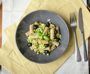 Penne pesto with garden peas