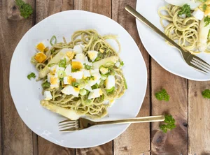 Spaghetti with avocado sauce and white asparagus