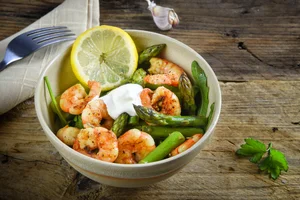 Asparagus and prawn salad