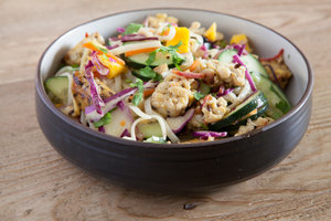 Noedelsalade met tempeh en mango