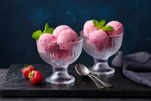 Strawberry frozen yoghurt