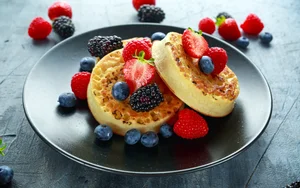 Crumpets with fresh berries