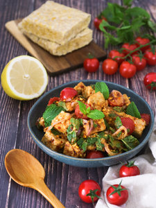 Quick tempeh with cherry tomatoes and lemon juice