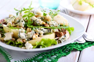 Pear and gorgonzola salad with nuts