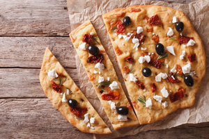 Focaccia met zongedroogde tomaten, olijven en feta