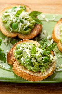 Bruschetta with green pea mash and fresh mint