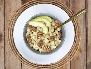 Chickpea salad with avocado and apple