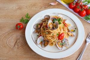 Spaghetti met kokkels en cherrytomaatjes