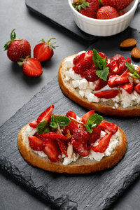 Aardbei en ricotta bruschetta