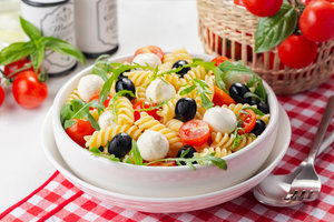 Pasta salad with rocket and olives