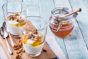 Yoghurt with walnuts and honey