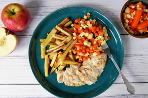 Gebakken kip met pastinaak friet en appel-wortel salade