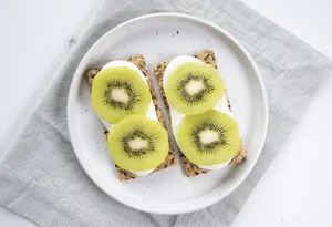 Crispbreads with quark and kiwi fruit