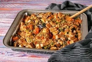 Oosterse quinoa met tempeh uit de oven