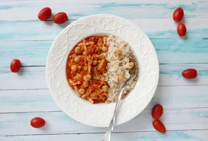 Vegetable stew with white cabbage and chickpeas