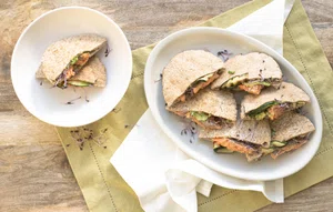 Pita breads with salmon and grilled zucchini