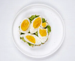 Multigrain rice cake with avocado and egg