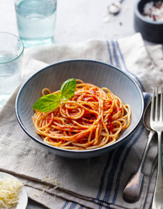 Spaghetti met tomatensaus en basilicum