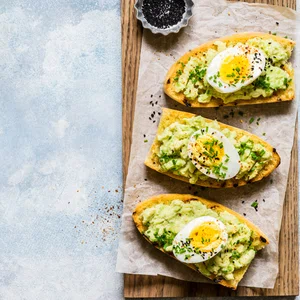 Open sandwich met ei en avocado