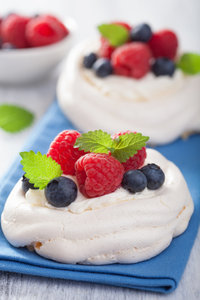 Egg-free meringues with red fruit