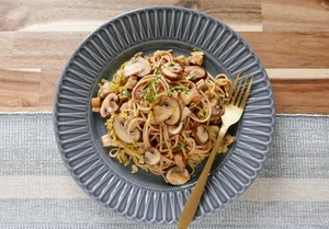 Romige spaghetti met gerookte spekjes, kool en champignons