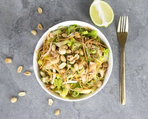 Thaise pulled chicken salade met pinda's