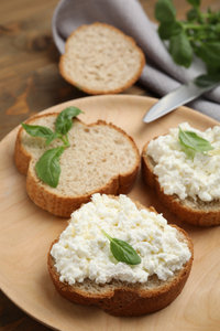 Bread with cottage cheese