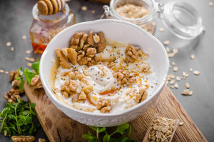 Makkelijke ontbijtkom met muesli en honing 