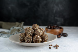 Carrot and cocoa cake balls