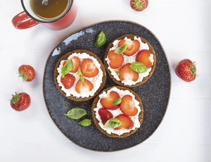 Rusks with cottage cheese and strawberries