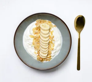 Quark with banana and almond flakes