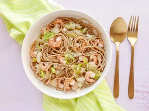 Spaghetti with leeks, fennel and prawns