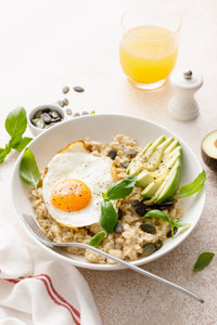 Savoury porridge with avocado and egg