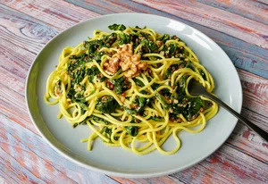 Parsley and nut pesto spaghetti with spinach