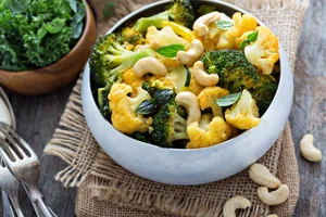 Thai vegetable curry with tofu and cashews