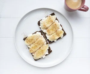 Roggebrood met hüttenkäse en banaan