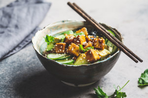 Sushi bowl with sticky tofu