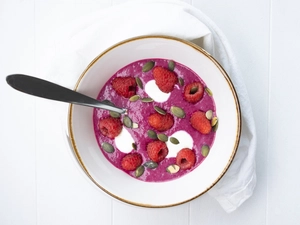 Ontbijt smoothie bowl met rode biet